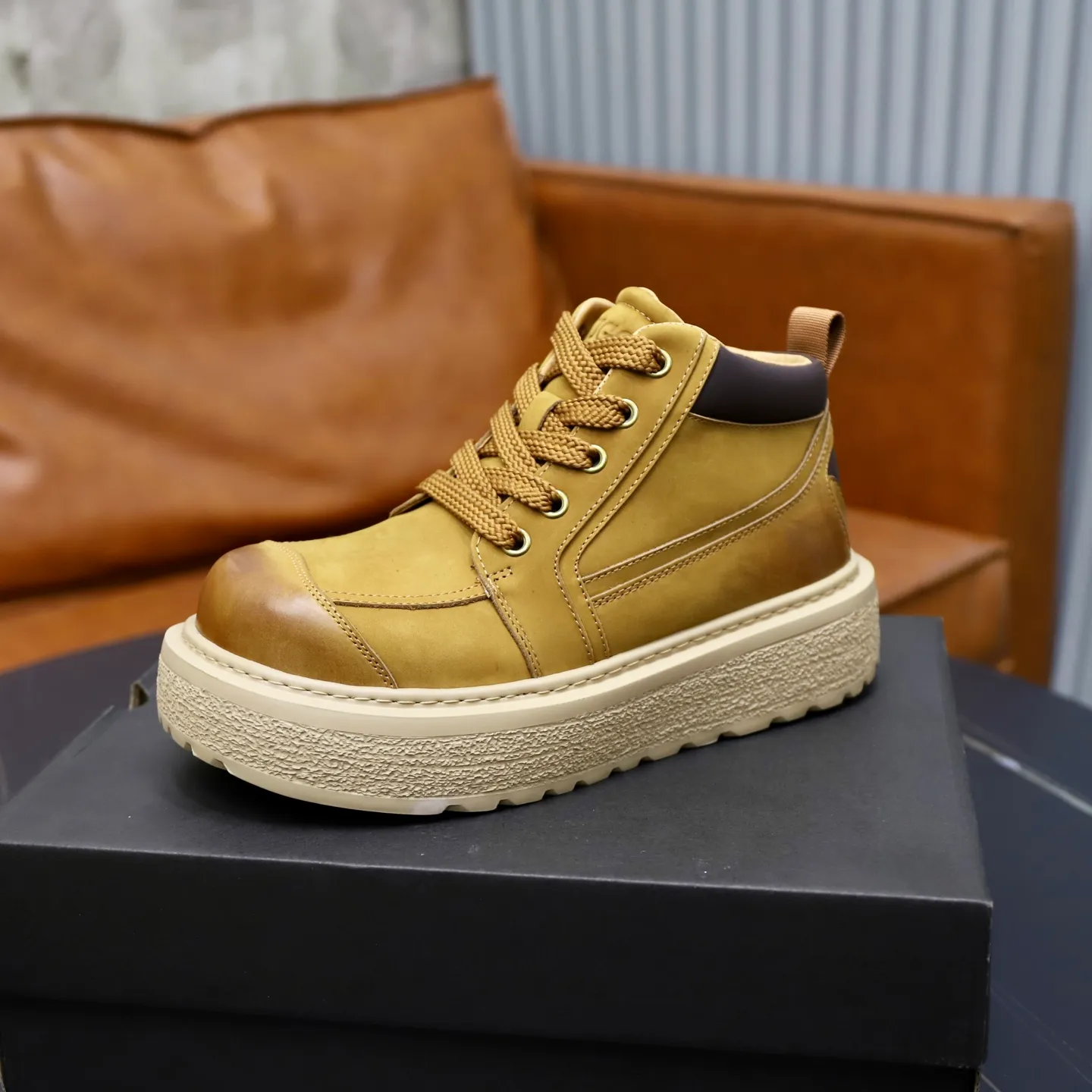 Ex-factory price: 680💰Thick wool imported from Australia Brand: UGG genuine purchase Size: 39-44 Grade: Official website 1:1 Material: First layer of genuine leather waterproof and antifreeze upper Real wool lining Original non-slip soft wear-resistant outsole Style category: Men's casual shoes Trendy style Comfortable on the feet Color: Official website color synchronization